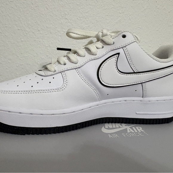 White and Black Air Force 1 ‘07 - Picture 3 of 6